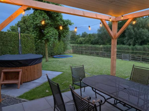 Villa Riverside met hottub, eigen aanlegsteiger, zwemtrap, trampoline en kano's